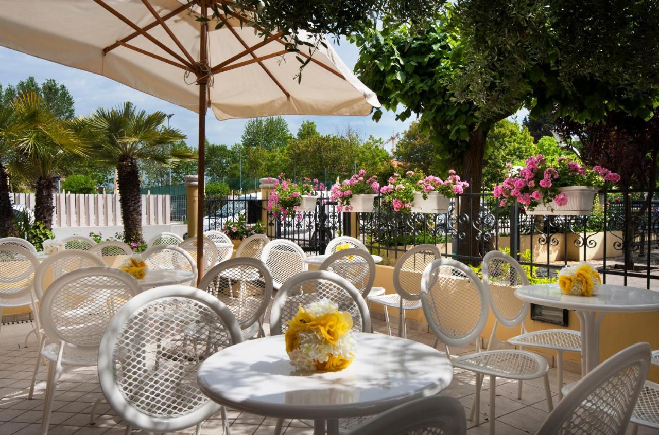 Hotel Caravel B&B Мисано Адриатико Екстериор снимка