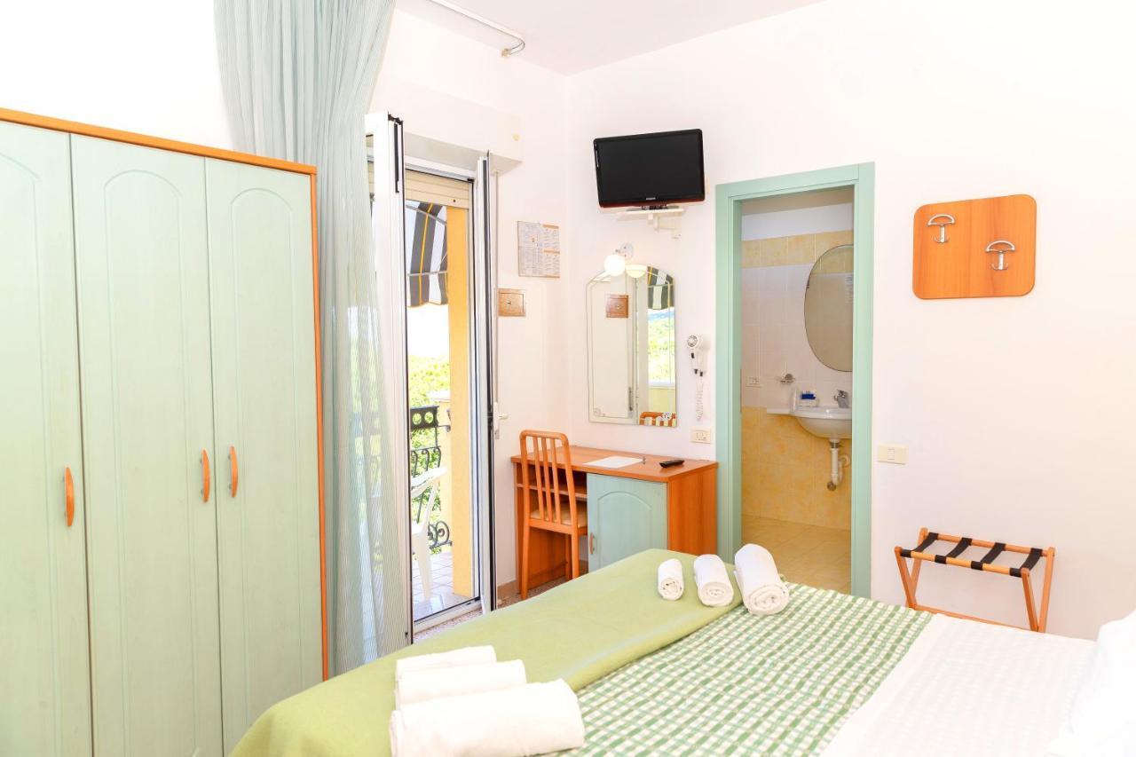 Hotel Caravel B&B Мисано Адриатико Екстериор снимка